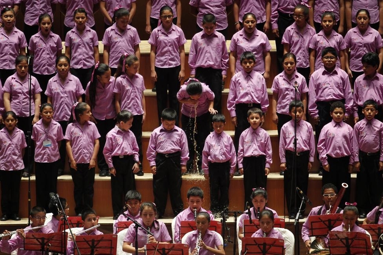 fot. Enrique Castro-Mendivil / Reuters / 13 maja 2014  Lima, Peru  Młoda chórzystka z “Sinfonia por el Peru” wymiotuje przed występem akompaniującym Juanowi Diego Florezowi - tenorowi, który jest gwiazdą tamtejszej Opery Narodowej.